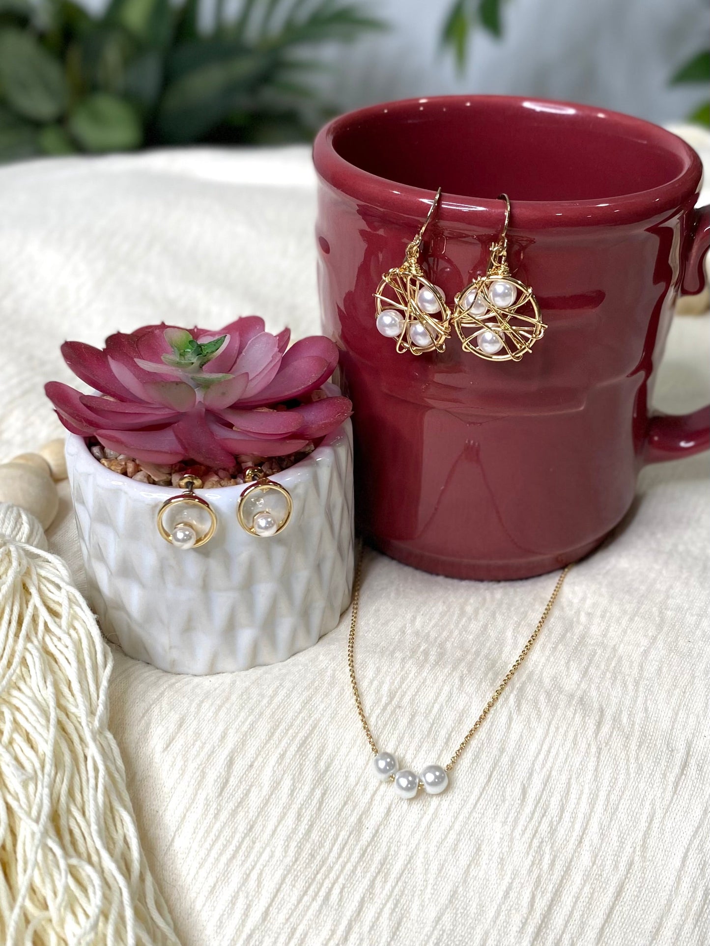 Three Pearl Necklace in Gold