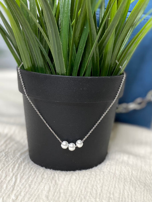 Three Pearl Necklace in Sliver