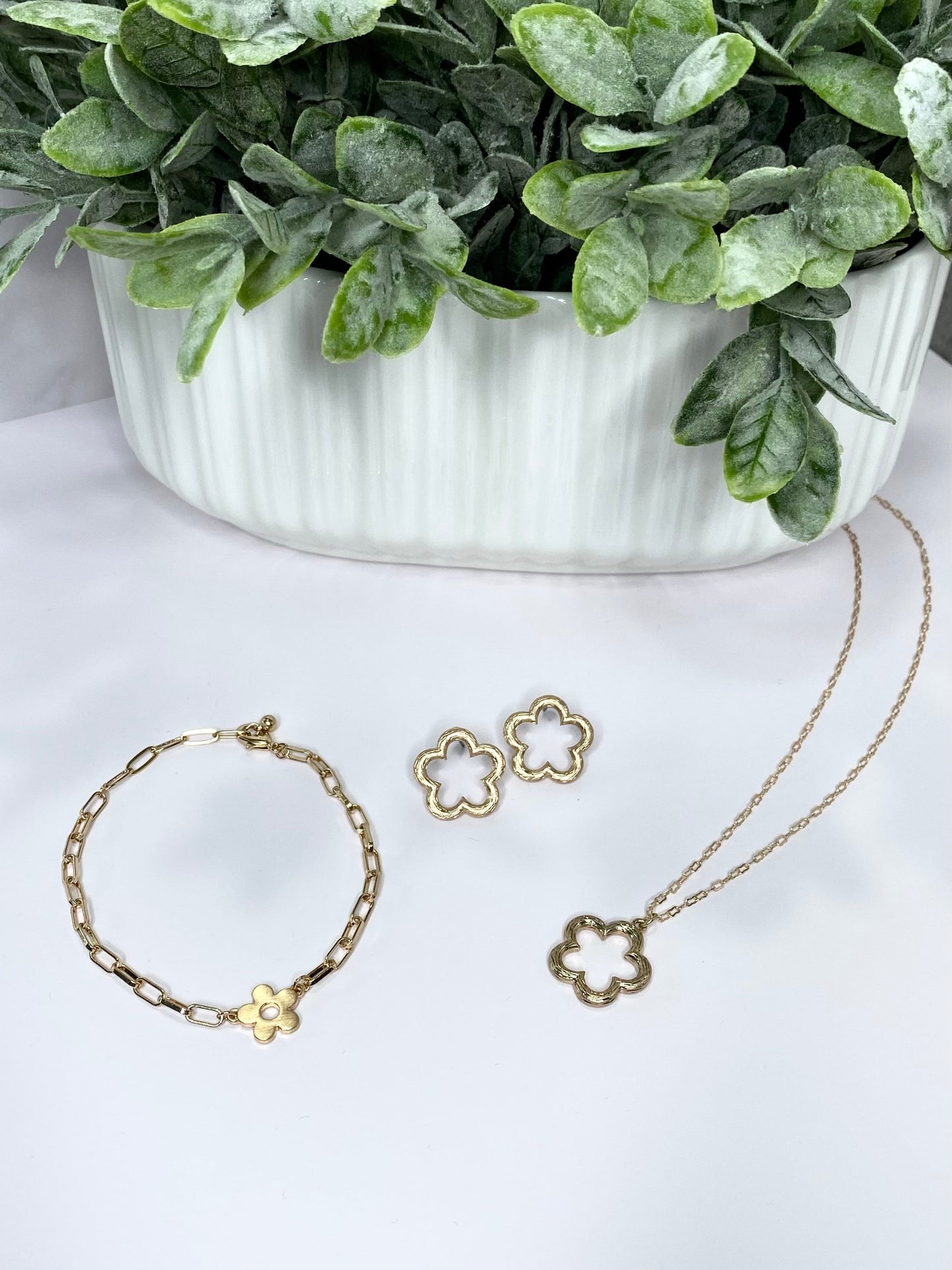 Open Flower Necklace in Gold